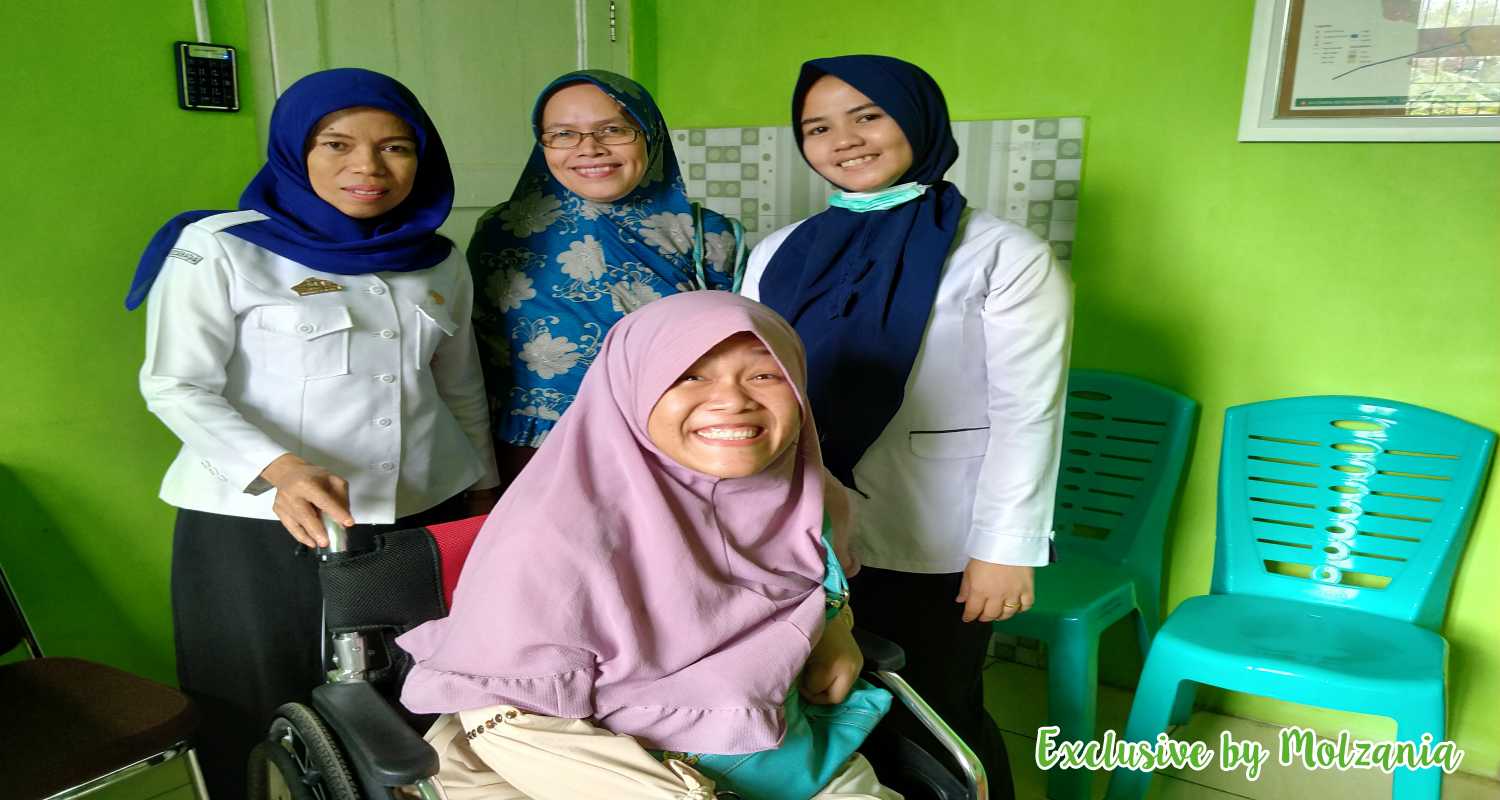 Berpose dengan suster desma dan bu bidan indah