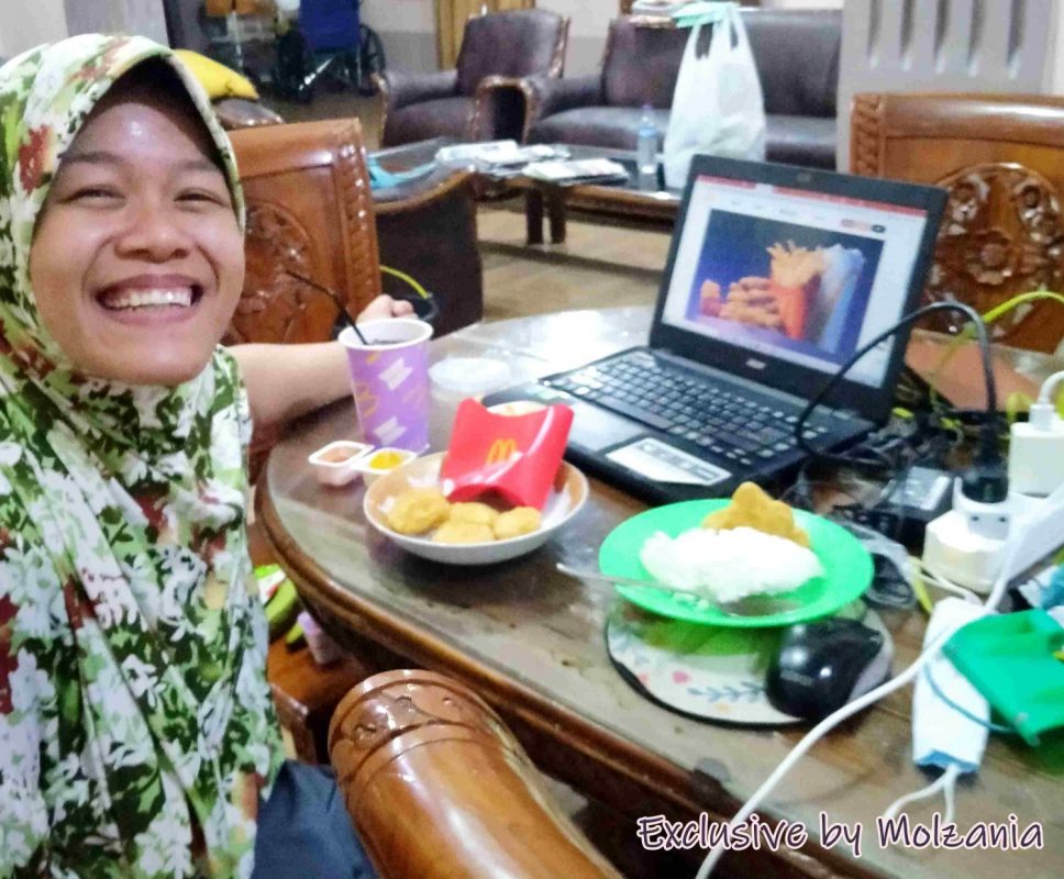 berfoto sama makanannya bts