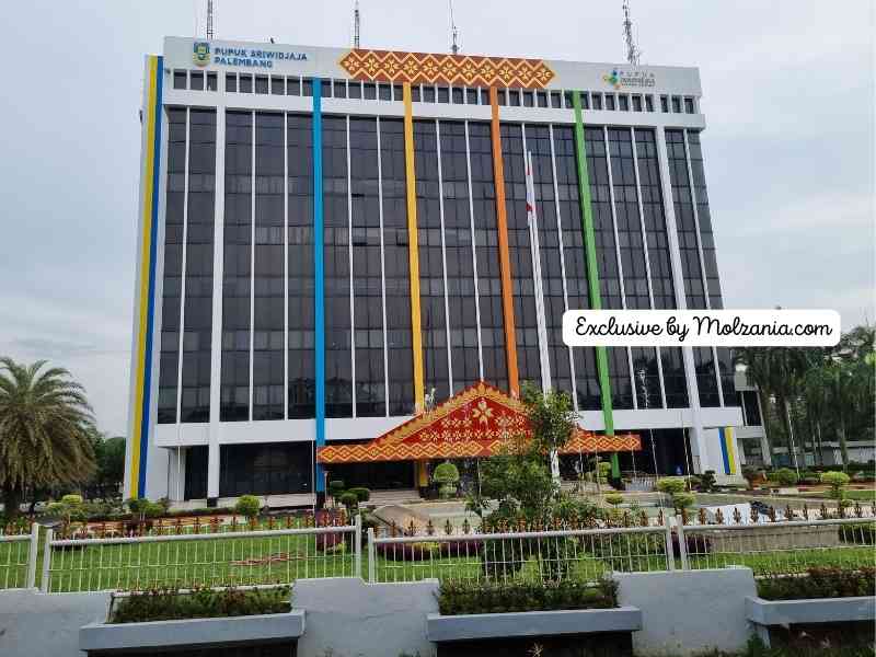 gedung pusri 2022 dengan ornamen tanjak