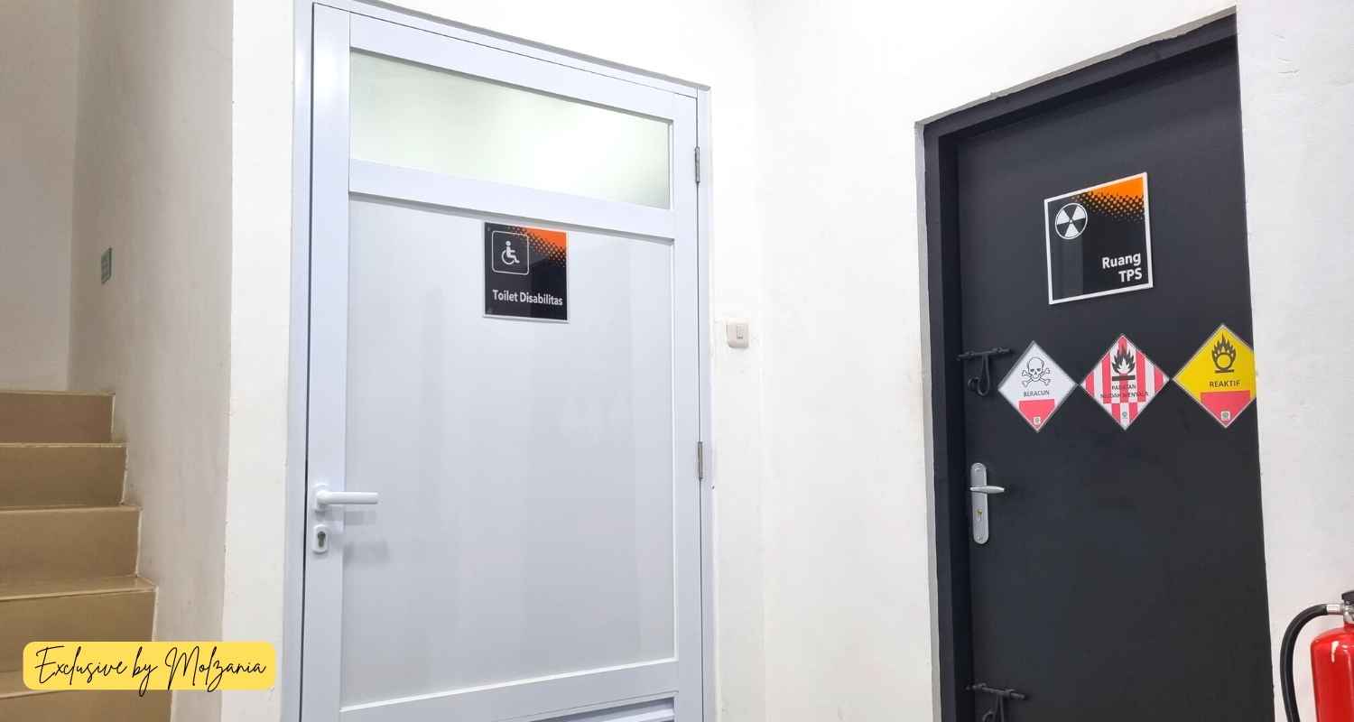 toilet disabilitas di klinik kimia farma palembang