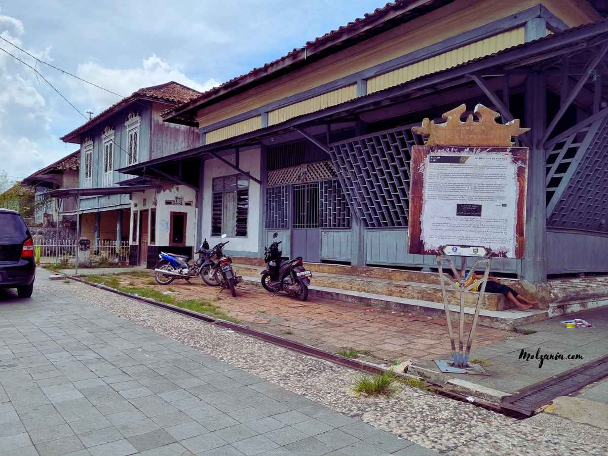 rumah batu