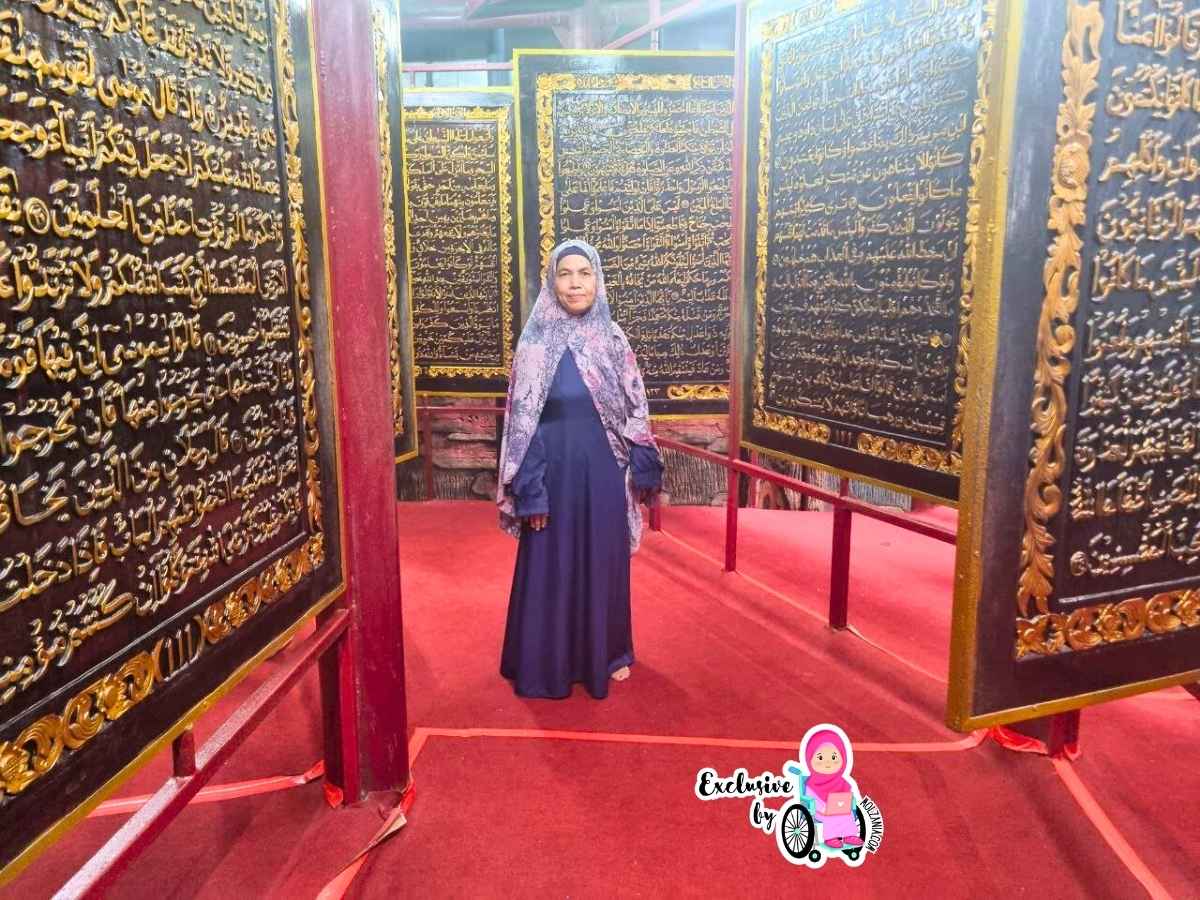 berfoto di museum alquran raksasa